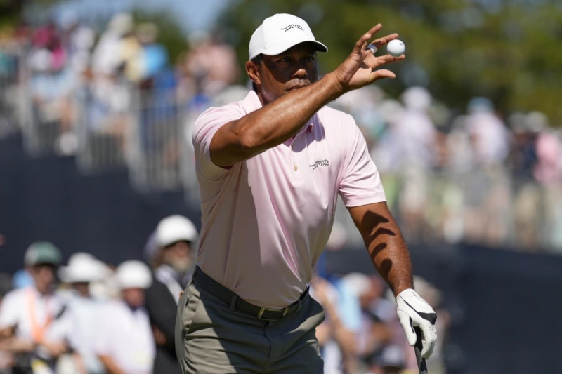 Tiger Woods atrapa la pelota en el hoyo nueve durante una ronda de práctica en Pinehurst antes del U.S. Open el martes 11 de junio del 2024.