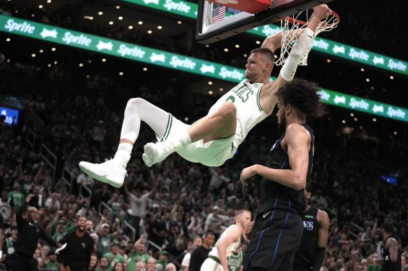 Kristaps Porzingis de los Celtics de Boston clava el balón ante los Mavericks de Dallas en el primer juego de las Finales de la NBA.