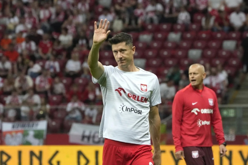Foto del 7 de junio del 2024, el polaco Robert Lewandowski saluda a la afición antes del juego amistoso ante Ucrania.