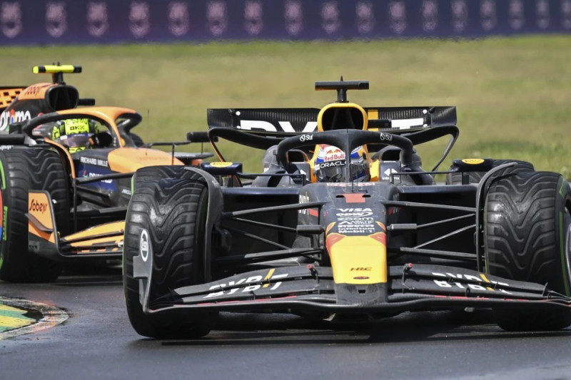 El piloto holandés de Red Bull Max Verstappen sostiene su posición frente al británico de McLaren Lando Norris en el Gran Premio de Canadá el domingo 9 de junio del 2024.