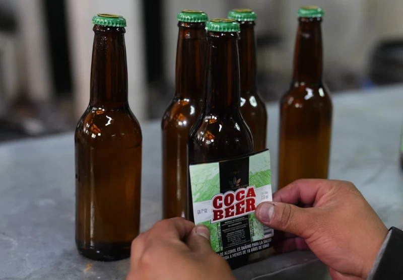 Un trabajador coloca una etiqueta de la cerveza con sabor a hoja de coca.