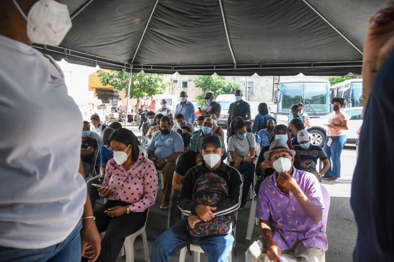 Una mayor cantidad de personas acude a la carpa instalada por el Ministerio de Salud Pública para realizar pruebas gratis.