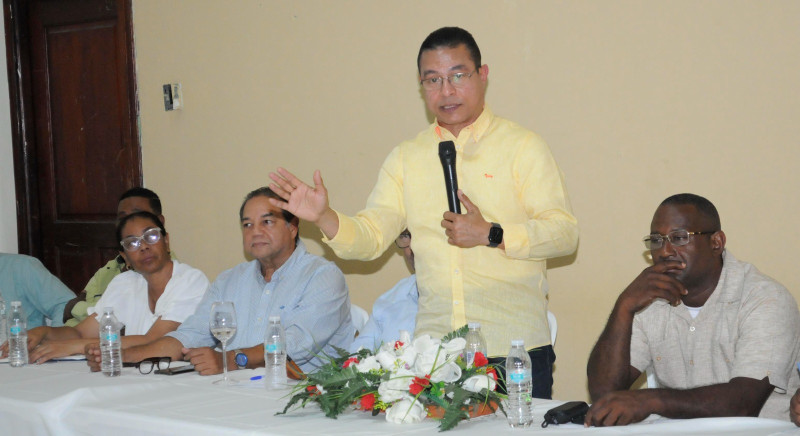 Miguel Camacho habla en la Asamblea Extraordinaria de la Federación Dominicana de Taekwondo.