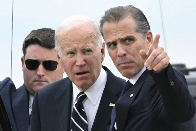 El presidente estadounidense Joe Biden habla con su hijo Hunter a su llegada a la Base de la Guardia Nacional Aérea de Delaware en New Castle, Delaware, el 11 de junio de 2024