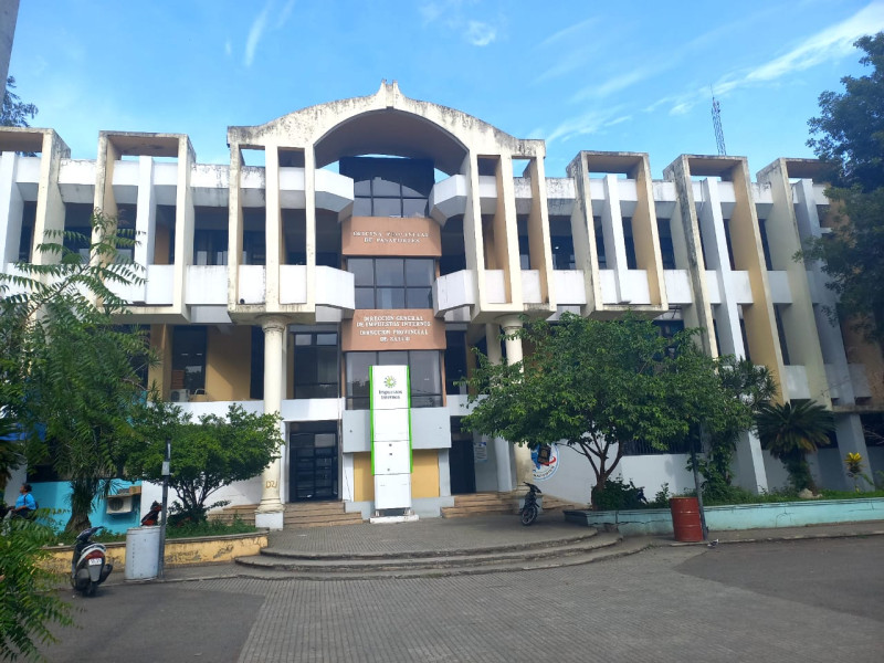 Fotografía muestra el edificio de oficinas gubernamentales de La Vega.