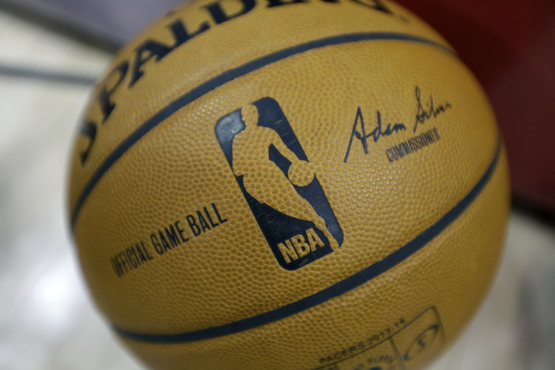 Un balón de la NBA con la firma del nuevo comisionado de la NBA