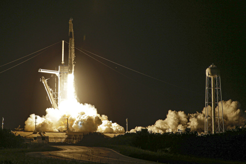 Un cohete Falcon 9 de SpaceX despega con cuatro personas privadas desde el Centro Espacial Kennedy en Cabo Cañaveral, Florida, el miércoles 15 de septiembre de 2021.