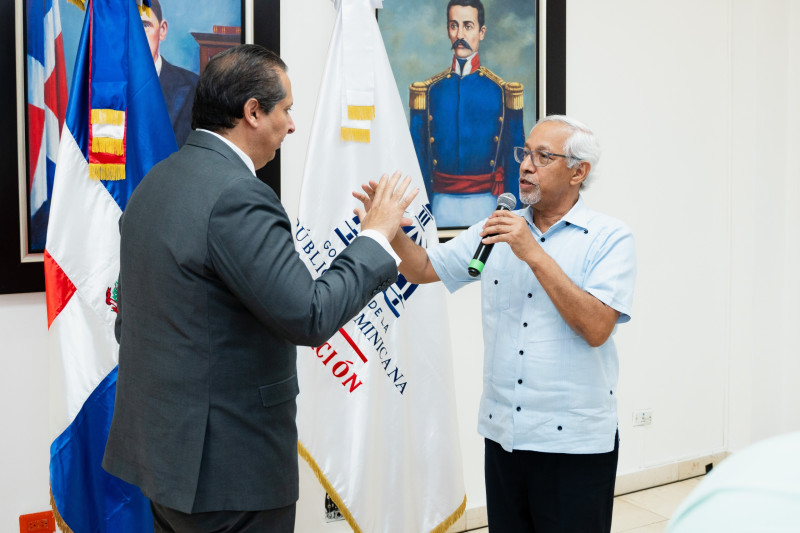 El ministro Ángel Hernández juramenta al ministro de Salud Víctor Atallah