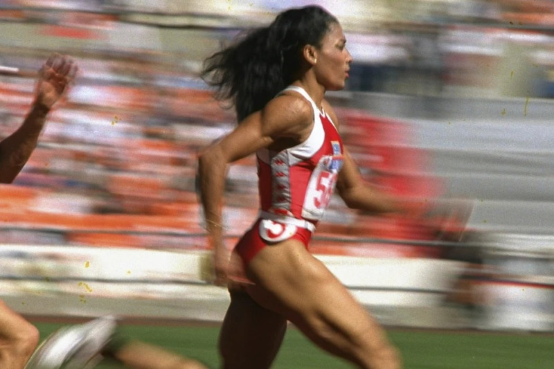 La velocista estadounidense Florence Griffith Joyner alcanza el récord mundial en la semifinal de los 200 metros femeninos de los Juegos Olímpicos en Seúl 1988.