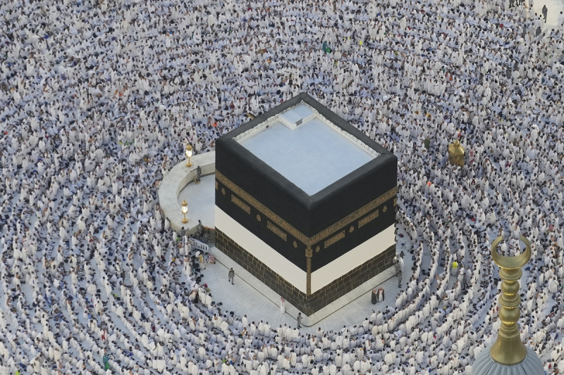 Peregrinos musulmanes rodean la Kaaba, un edificio cúbico en la Gran Mezquita, durante el peregrinaje anual del haj, ayer martes, en La Meca, Arabia Saudí.