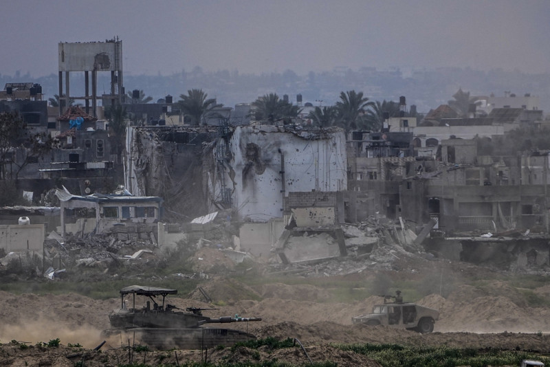Vista desde el sur de Israel, de soldados israelíes operando en la Franja de Gaza, el 13 de febrero del 2024