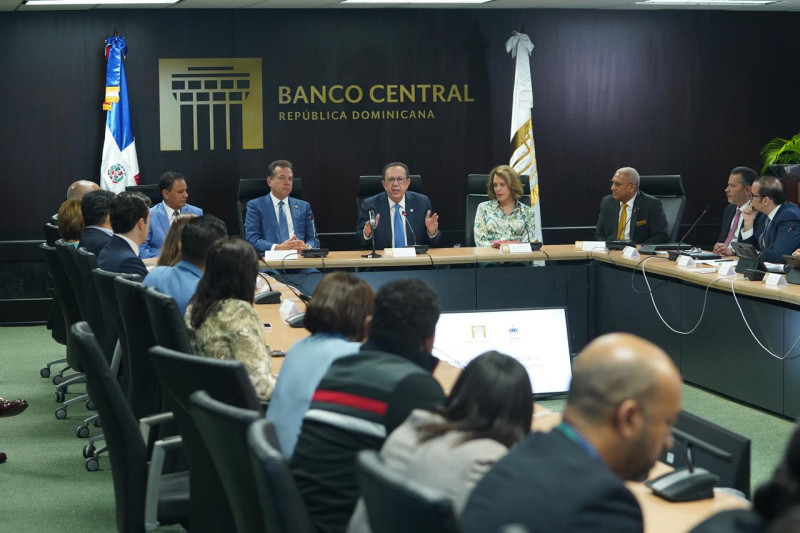 El gobernador del Banco Central, Héctor Valdez Albizu, junto al ministro de Industria y Comercio, Víctor-Ito- Bisonó, y funcionarios del BCRD.