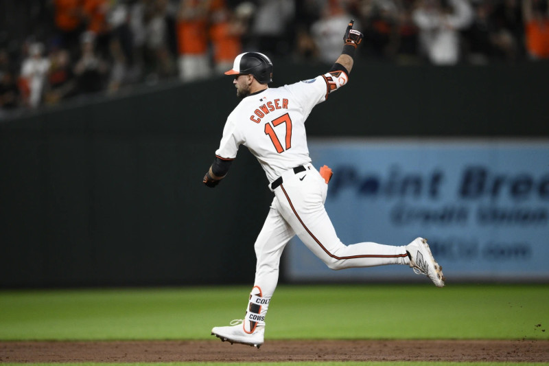 Colton Cowser recorre las almohadillas tras pegar su cuadrangular ante los Bravos.