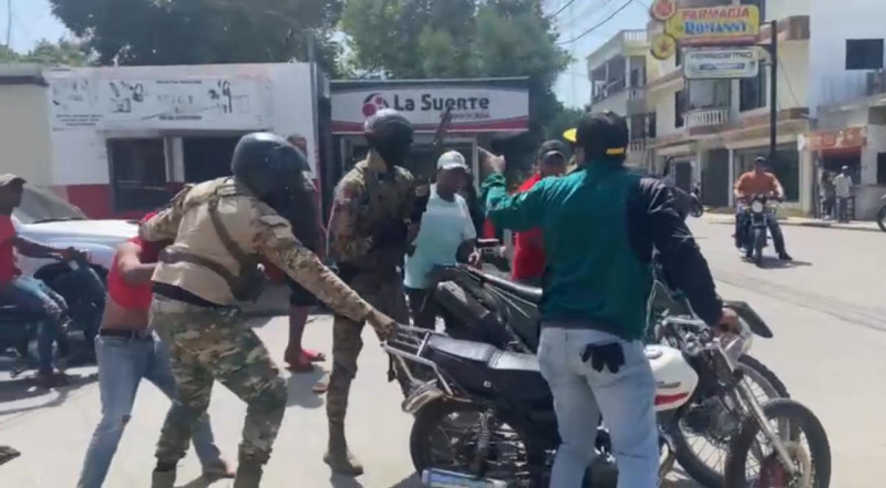 Militares del Ejército Dominicano forcejaron con un civil que se resistía ser detenido