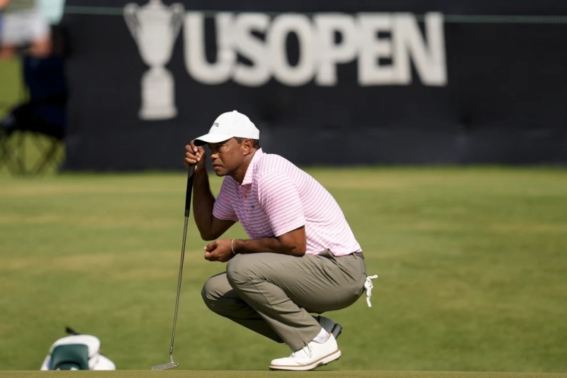 Tiger Woods va por un putt en el hoyo 16 en la primera ronda del U.S. Open.