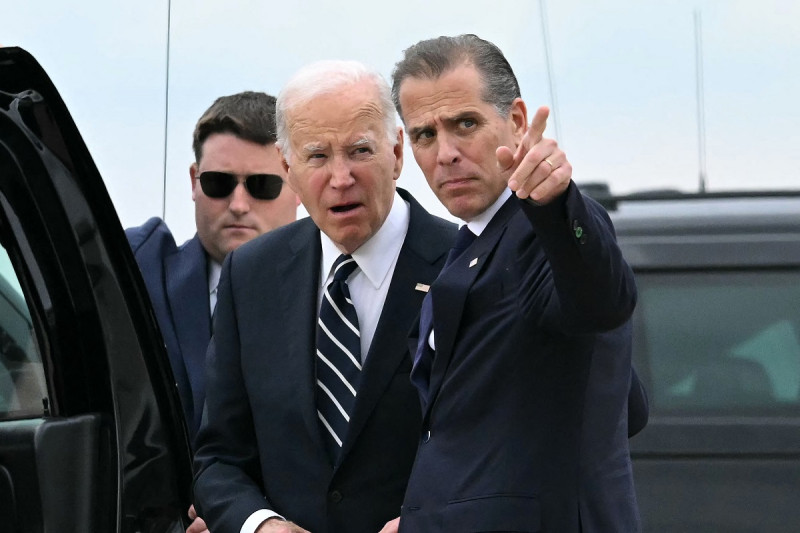 El presidente de EE.UU., Joe Biden, habla con su hijo Hunter Biden tras llegar a la Base Aérea de Delaware en New Castle, Delaware, el 11 de junio de 2024.