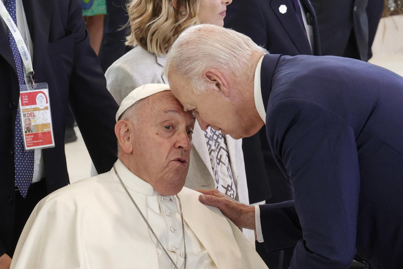 -FOTODELDÍA- Borgo Egnazia (Italia), 14/06/2024.- El Papa Francisco y el presidente de los Estados Unidos Joe Biden (d) asisten a la Sesión VI: "Inteligencia Artificial, Energía, Africa-Mediterraneo" en la segunda jornada de la Cumbre del G7, en Borgo Egnazia, en la región de Apulia, al sur de Italia. EFE/GIUSEPPE LAMI