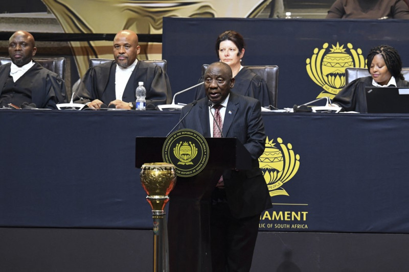 El presidente del Congreso Nacional Africano (ANC), Cyril Ramaphosa, se dirige a los miembros del parlamento tras ser anunciado presidente de Sudáfrica