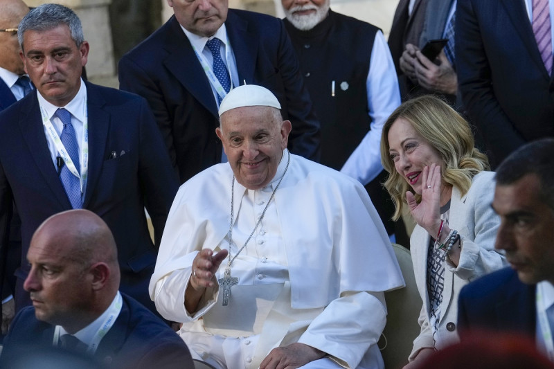 El papa Francisco junto a la primera ministra italiana Giorgia Meloni al término de una fotografía grupal durante la cumbre del G7 en Borgo Egnazia, ayer.