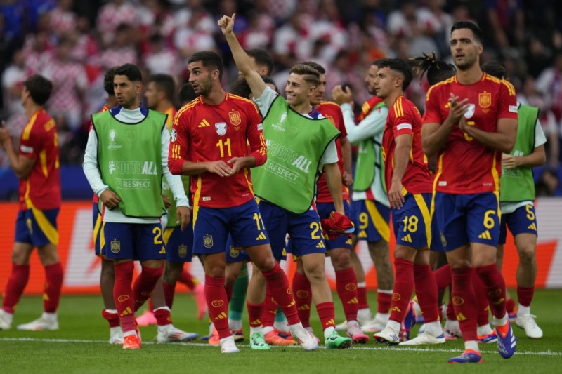 Jugadores de España celebran al final de un partido del Grupo B entre España y Croacia en la Eurocopa 2024 en Berlín, Alemania.