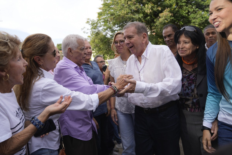 El candidato presidencial de la oposición venezolana, Edmundo González, saluda a sus partidarios durante un evento político en Caracas, el jueves 13 de junio de 2024.
