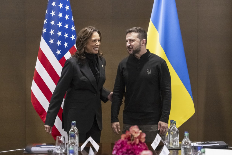 La vicepresidenta estadounidense, Kamala Harris,es recibida por el presidente ucraniano, Volodymyr Zelenskyy, en la Cumbre de paz en Ucrania, en Obbürgen, cerca de Lucerna, el 15 de junio de 2024.