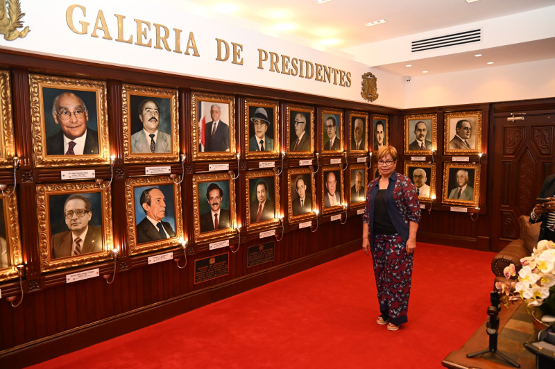 En 1999, Lila Alburquerque se convirtió en la primera mujer en ser presidenta de la Cámara de Diputados en República Dominicana y Latinoamérica.