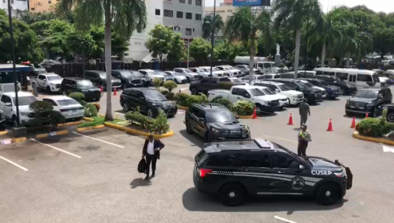 Pasadas las 10:40 de la mañana, el presidente Luis Abinader ingresó al Palacio de la Policía Nacional para encabezar la habitual reunión realizada los lunes del Plan de Seguridad Ciudadana.