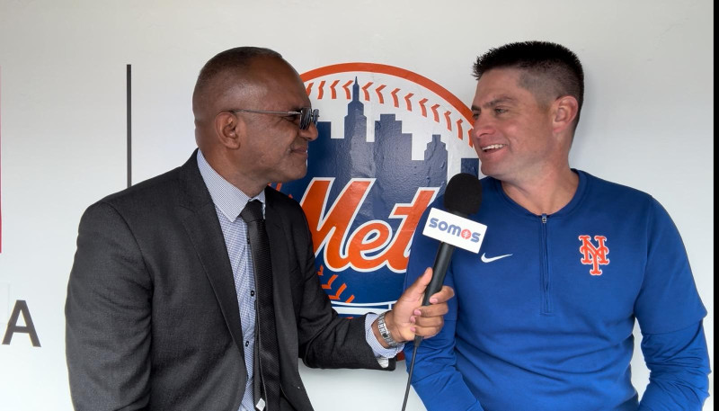 Carlos Mendoza, manager de los Mets de Nueva York, responde preguntas de Daniel Reyes.