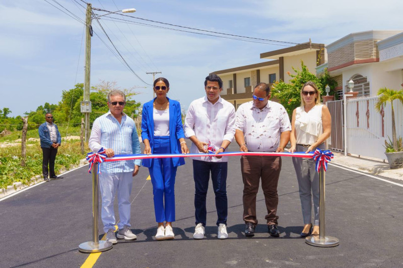 El ministro de Turismo, David Collado, corta la cinta para inaugurar las calles de Bayahíbe, junto a autoridades y empresarios.