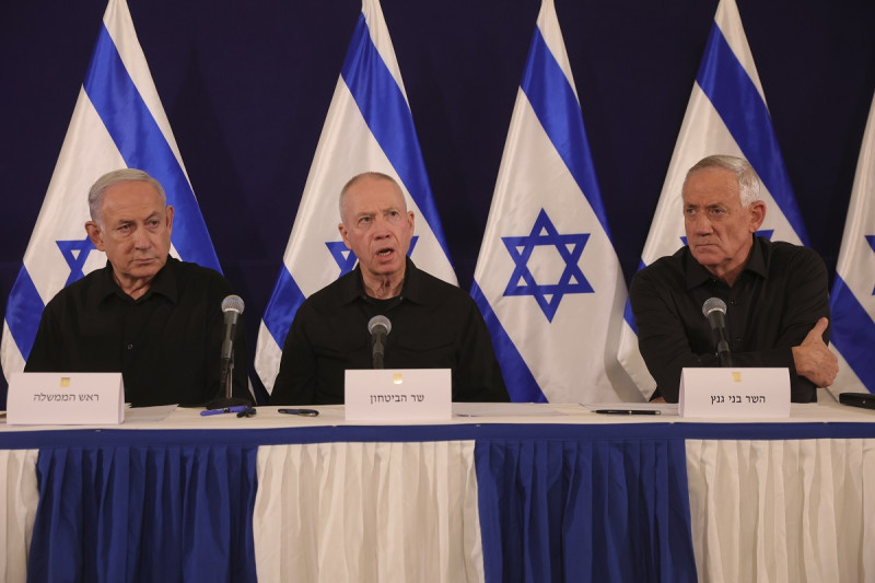 Desde la izquierda, el primer ministro de Israel, Benjamin Netanyahu, el ministro de Defensa, Yoav Gallant y el ministro del gabinete, Benny Gantz, hablan en la base militar de Kirya, en Tel Aviv, el 28 de octubre de 2023.