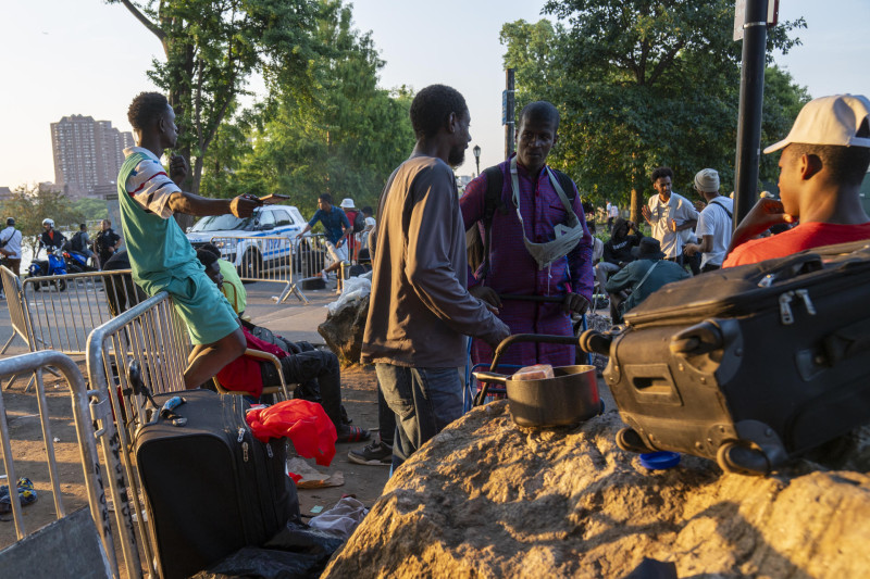 La fotografía  muestra inmigrantes afuera del refugio de Randall Island, en Nueva York (EE.UU.). La ciudad de Nueva York presume de un modelo migratorio al haber recibido e integrado en los dos últimos años a más de 200.000 inmigrantes irregulares, pero se queja del nulo apoyo recibido desde el Gobierno federal de Washington, atrapado en una lógica electoral donde el tema migratorio se ha convertido en dinamita política. EFE/Angel Colmenares