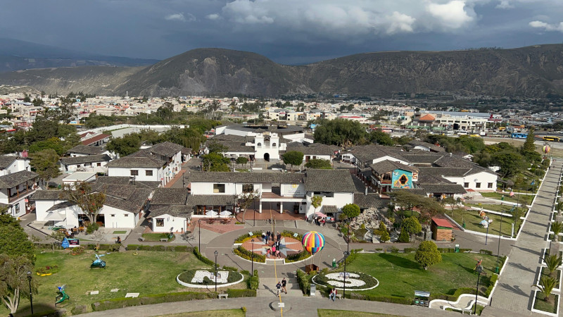La fotografía muestra el museo de la mitad del mundo en Ecuador
