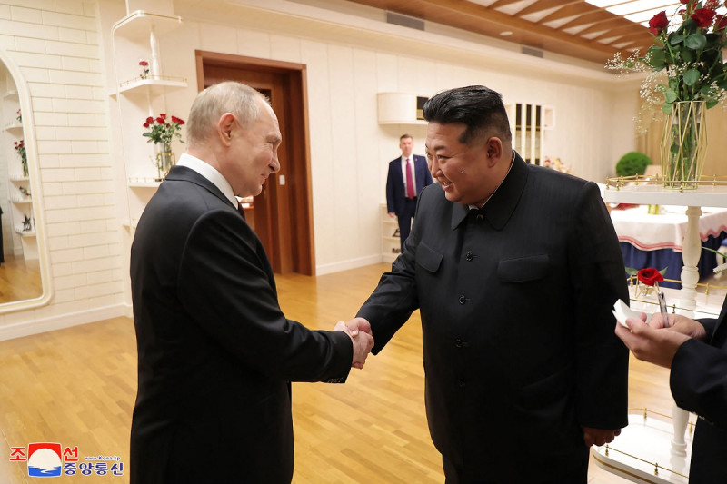 El líder de Corea del Norte, Kim Jong Un (derecha), saluda al presidente de Rusia, Vladimir Putin en la Casa de Huéspedes Estatal de Kumsusan. en Pyongyang.