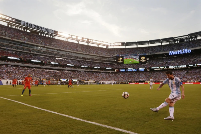 El delantero argentino Lionel Messi (10) remata durante el primer tiempo de la final contra Chile en la Copa América Centenario, en East Rutherford, Nueva Jersey.