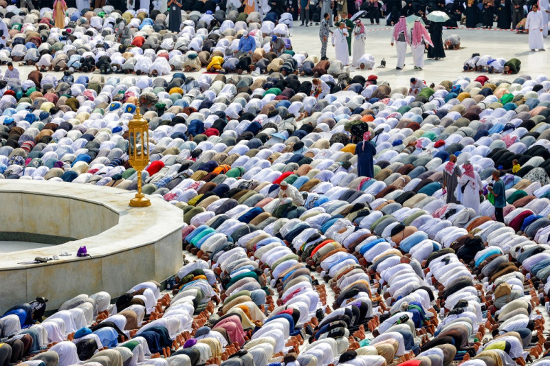 Peregrinos musulmanes rezan alrededor de la Kaaba