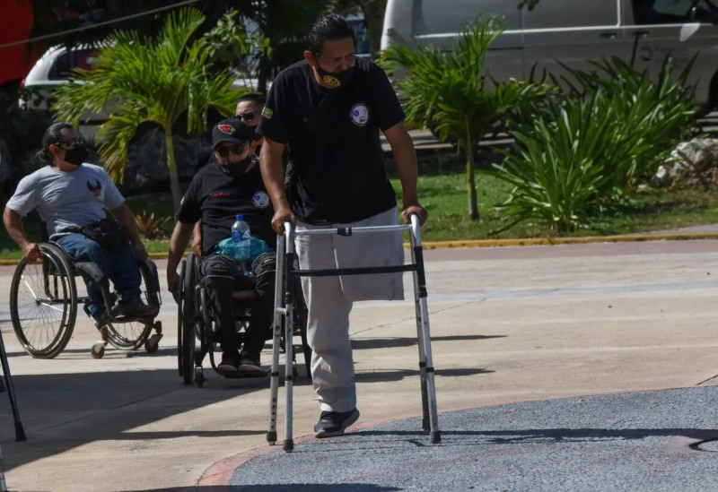 Las personas con discapacidad son aquellas con deficiencias físicas, mentales, intelectuales o sensoriales.