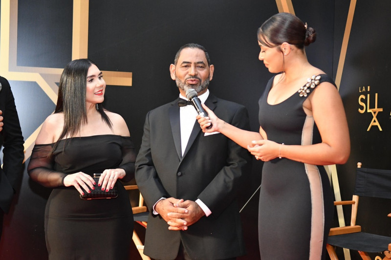 Ingrid Espinal y Hans García cuando eran entrevistados en la alfombra roja.