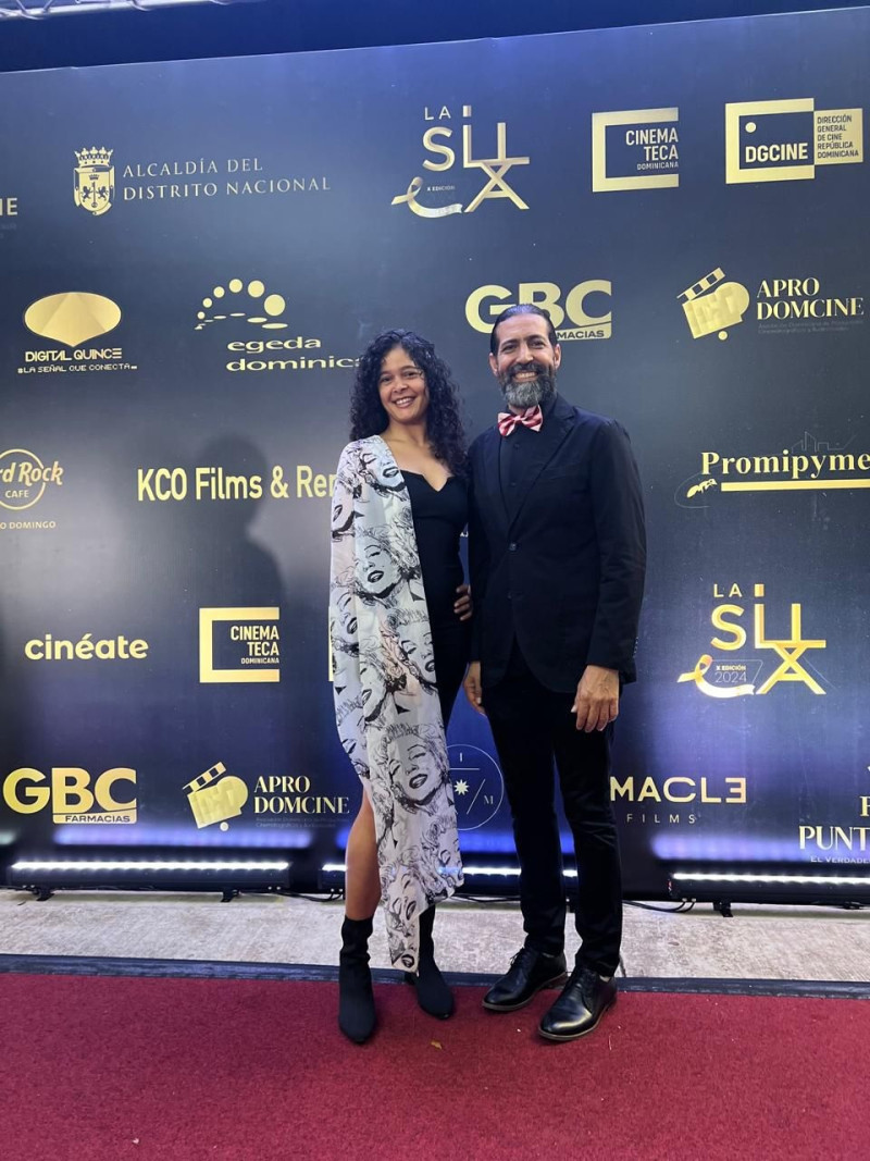 Leticia Brea y Jalsen Santana posan para los fotógrafos este 19 de junio 2024, en la Cinemateca, donde se entregan los Premios La Silla.