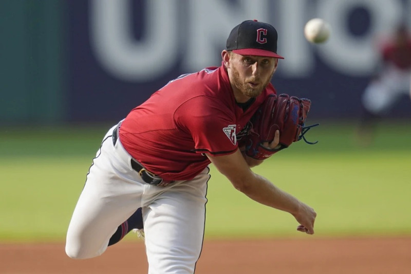 Tanner Bibee, de Cleveland, hace un lanzamiento en el juego del miércoles ante los Marineros.