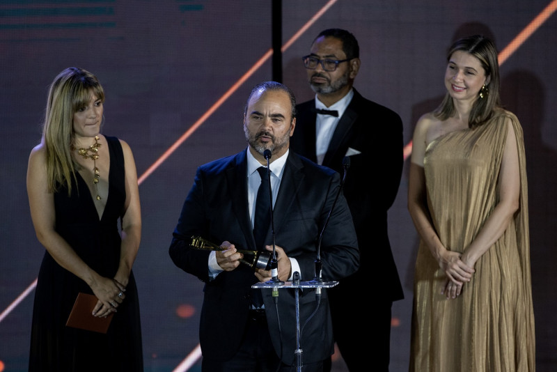 Giancarlo Beras al recibir el premio La Silla como mejor película por "Freddy".