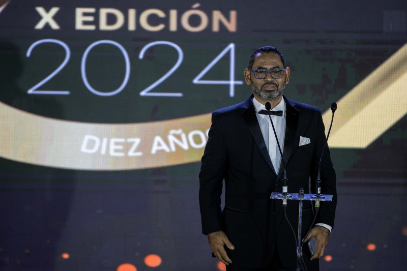 Hans García, presidente de ADOCINE, en sus palabras de apertura a la entrega de Premios La Silla 2024.