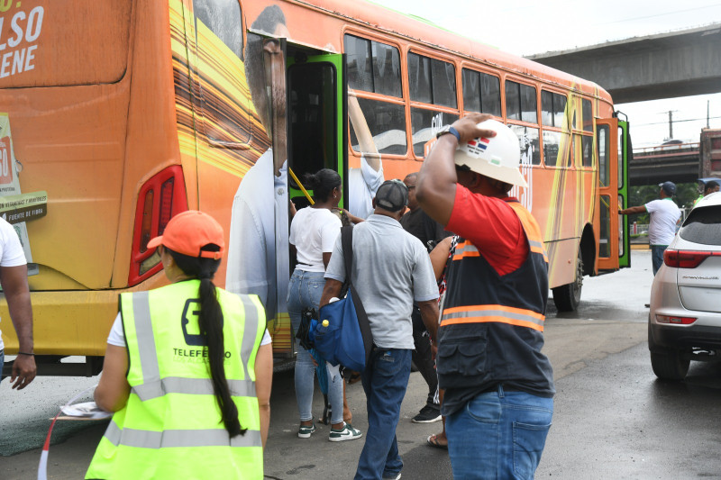 Pasajeros abordando la omsa desde la linea una del teleferico de Los Alcarrizos