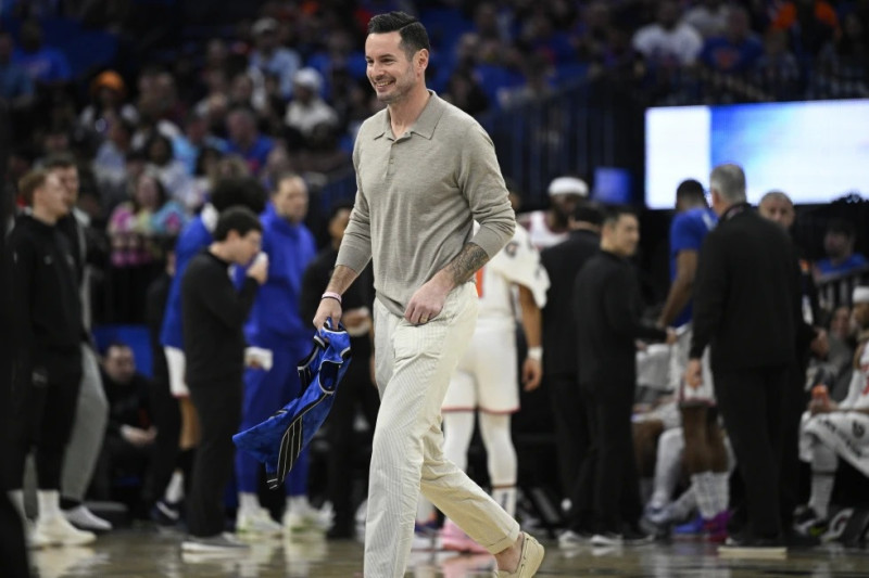 El exjugador del Magic de Orlando JJ Redick sale de la cancha tras ser honrado durante el juego ante los Knicks.