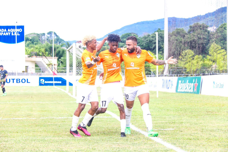 Juan David Diaz festeja su gol con Edwarlyn Reryes y Yunior Peralta.