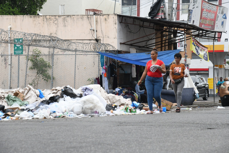 Las personas tienen que tirarse a las calles por la basura acumulada en aceras y contenes.