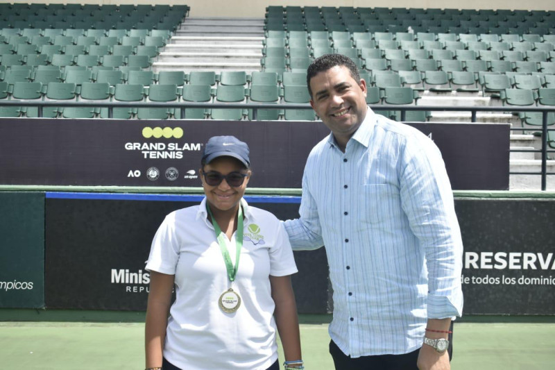 Marco Herrera Beato, presidente ejecutivo de VIVA, premió a la dominicana Daniela Macario.