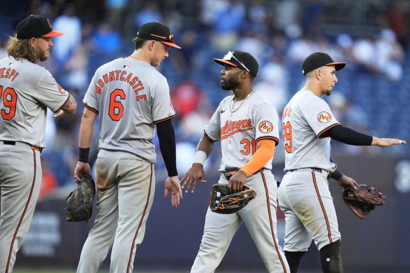 Jugadores de Baltimore se saludan luego de vencer a los Yankees.