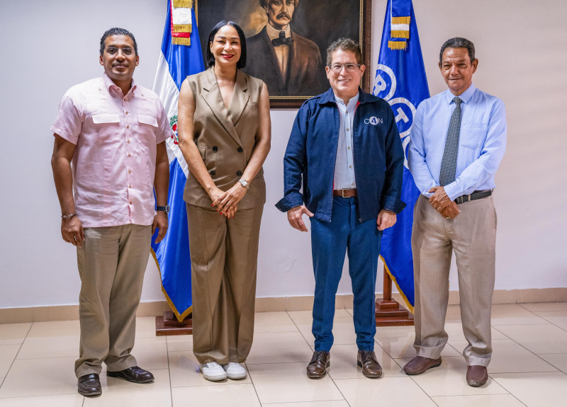 El director general de RTVD, Iván Ruiz junto a la inmortal del voleibol Milagros Cabral, César Heredia y el cronista José Cáceres.