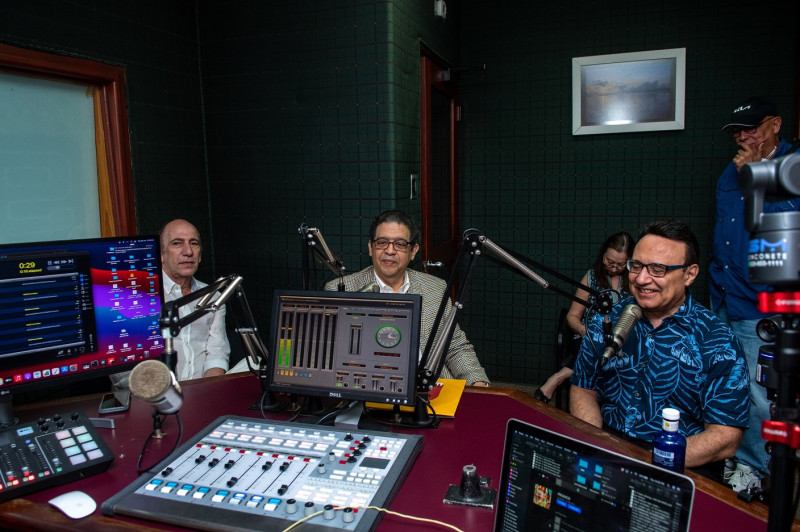 Michel Camilo durante su visita a la emisora Estación 97.7.